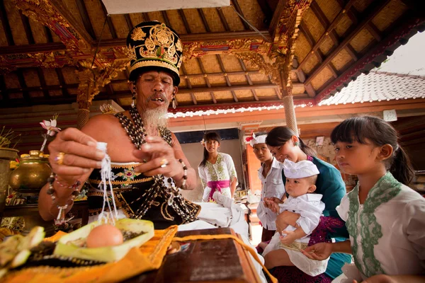 Hinduskie bramin podczas ceremonii na bali, Indonezja. — Zdjęcie stockowe