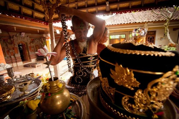Hindu Brahmin durante le cerimonie a Bali, Indonesia . — Foto Stock
