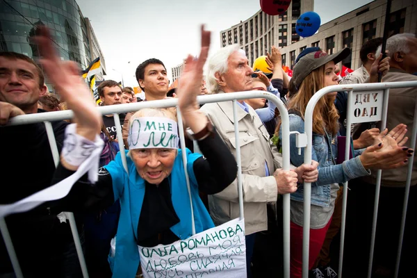 En gammal kvinna som tar del i en anti-putin protest i central i Moskva — Stockfoto