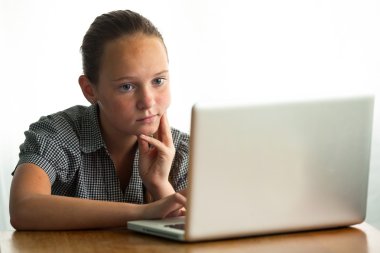 dizüstü bilgisayarda çalışan genç bir kızın portresi