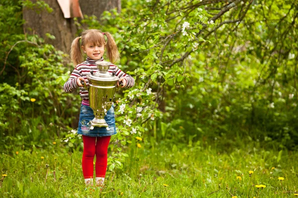 Preciosa niña posando con el Samovar ruso en el parque . —  Fotos de Stock