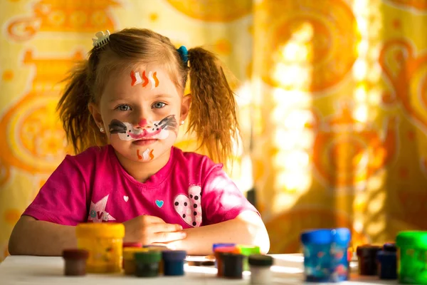 Lilla barn, rita måla med färg i ansiktet, make-up — Stockfoto