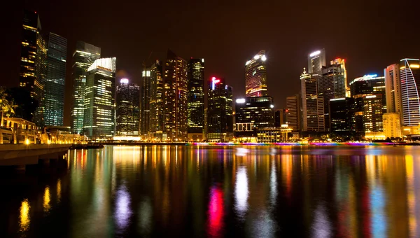 Singapore affärsdistriktet i natten med vatten reflektioner. — Stockfoto