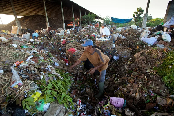 Armen van java eiland werken in een opruiming op de stortplaats — Stockfoto