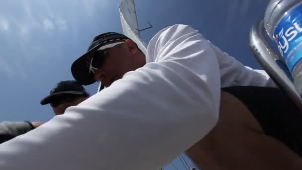 Regatta segel och roliga trophy — Stockvideo