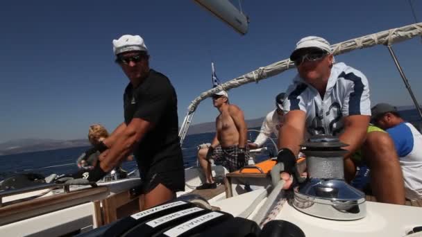 Námořníci účastnit plachetnic "viva Řecko 2012" v září 23, 2012 na Saronský záliv, Řecko. — Stock video