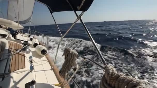 Плавание на ветру через волны (HD) — стоковое видео