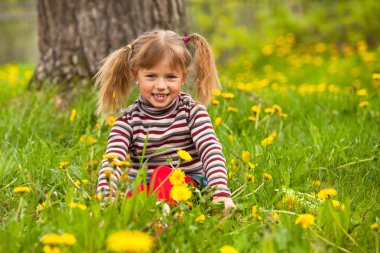 beş yıllık kız boya ile boya bir yüz çizim.