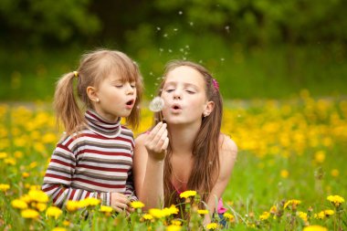 beş yıllık kız boya ile boya bir yüz çizim.