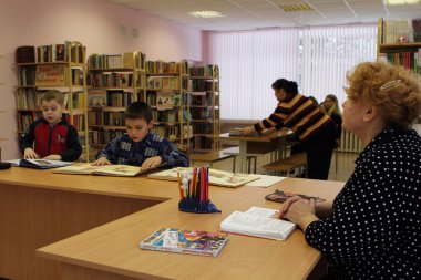 günü podporozhye'nın çocuk house - öğretmenler ile kitap okumak kütüphanede bilinmeyen çocuk açın.