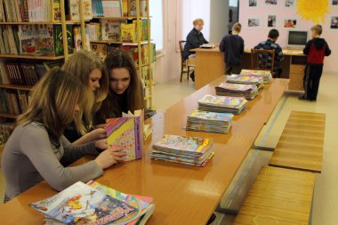 günü podporozhye'nın çocuk house - öğretmenler ile kitap okumak kütüphanede bilinmeyen çocuk açın.