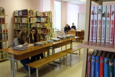 günü podporozhye'nın çocuk house - öğretmenler ile kitap okumak kütüphanede bilinmeyen çocuk açın.