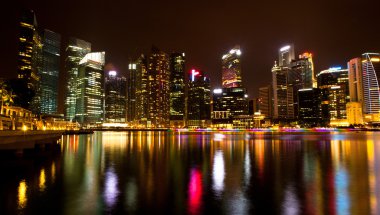 Singapur iş bölgesinin su yansımalar ile gece zamanında.