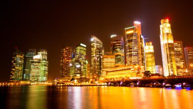 Singapur şehrinin gökyüzü geceleri