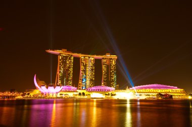 Singapur - 15 Nisan: marina bay sands hotel singapore gecede 15 Nisan 2012 tarihinde. Bu otel olarak Dünya'nın en pahalı faturalandırılır