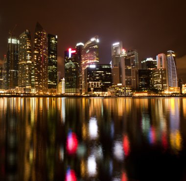 Singapur şehir gece, marina defne ile su yansımalar.