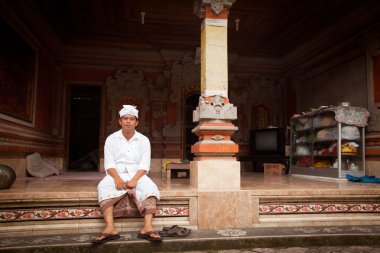 kimliği belirsiz erkek oton törenleri sırasında