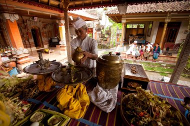 Bali, Endonezya - 28 Mart: oton - törenleri sırasında hindu brahmin's bebek için ilk tören bebek 28 Mart 2012 Bali, Endonezya yere temas izin.
