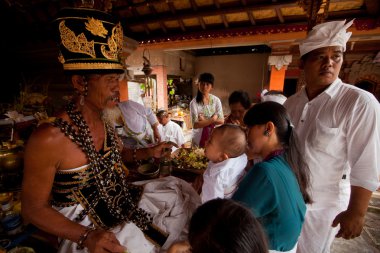 Bali, Endonezya - 28 Mart: oton - törenleri sırasında kimliği belirsiz çocuk bebek 28 Mart 2012 Bali, indon yere temas izin bebek için ilk tören olduğunu