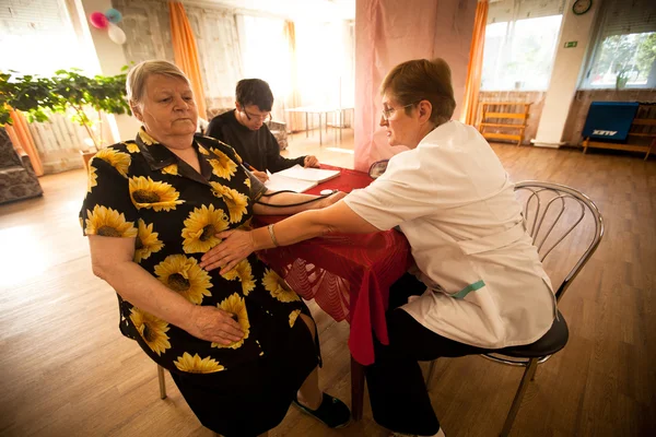 Dag hälsa i mitten av sociala tjänster för pensionärer och funktionshindrade — Stockfoto