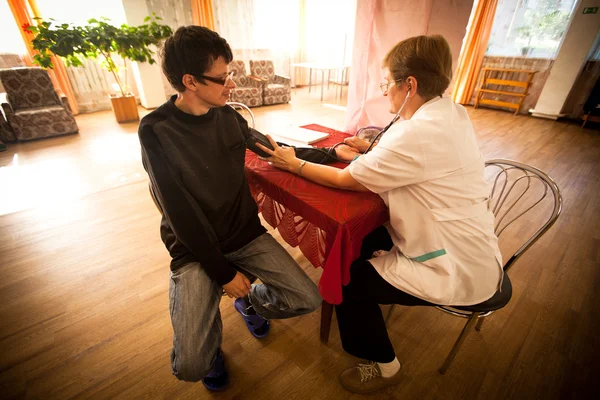 Dag hälsa i mitten av sociala tjänster för pensionärer och funktionshindrade — Stockfoto