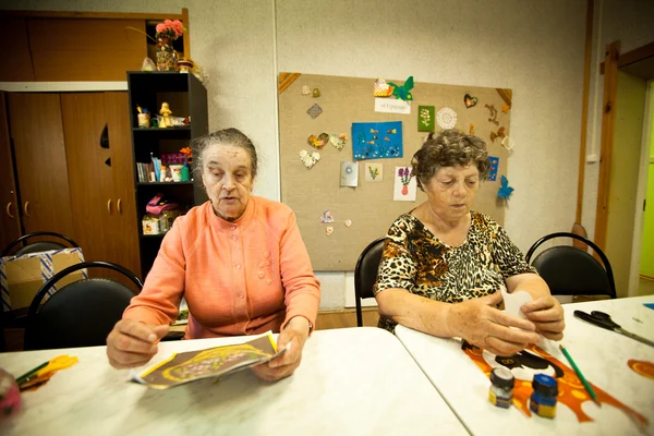 健康中心的养老金领取者和残疾人士社会服务中的天 — 图库照片