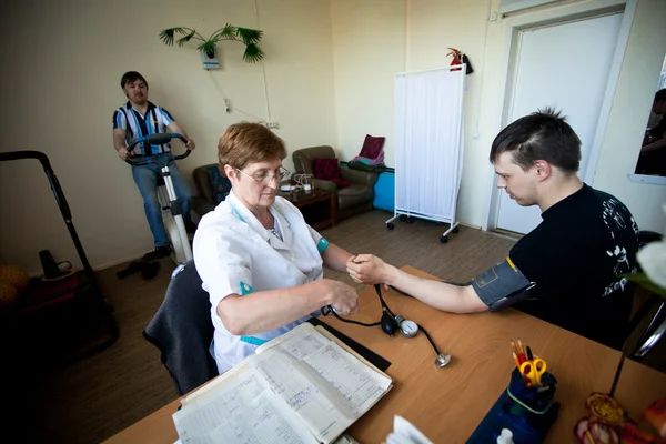 Tag der Gesundheit im Zentrum der sozialen Dienste für Rentner und Behinderte — Stockfoto