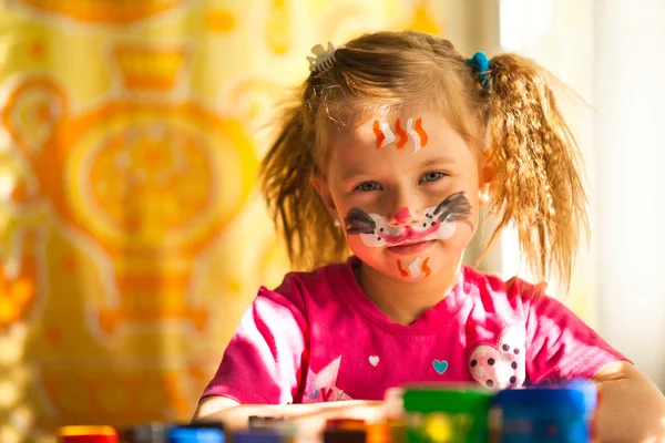 Menina com tinta de rosto . — Fotografia de Stock