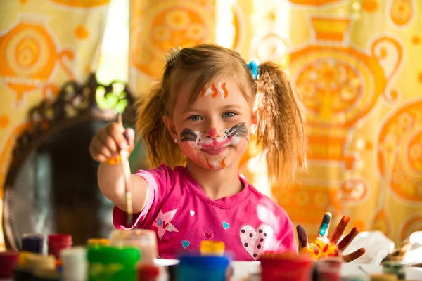 小さな子供は、顔の塗料で塗料を描画. — ストック写真