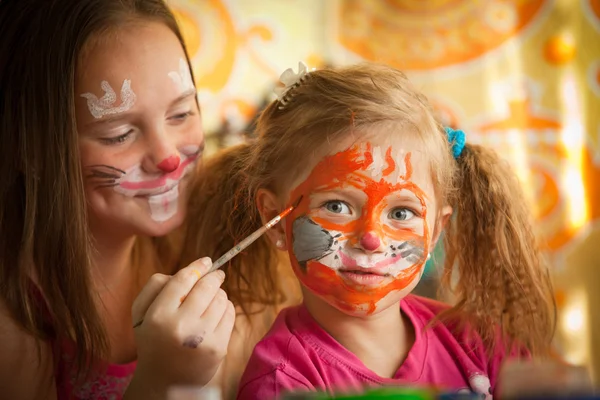 Jeunes sœurs jouant avec la peinture . — Photo