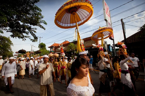 Melasti Ritual wird vor nyepi durchgeführt - ein balinesischer Tag der Stille — Stockfoto