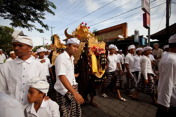 Melasti Ritual wird vor nyepi durchgeführt - ein balinesischer Tag der Stille — Stockfoto