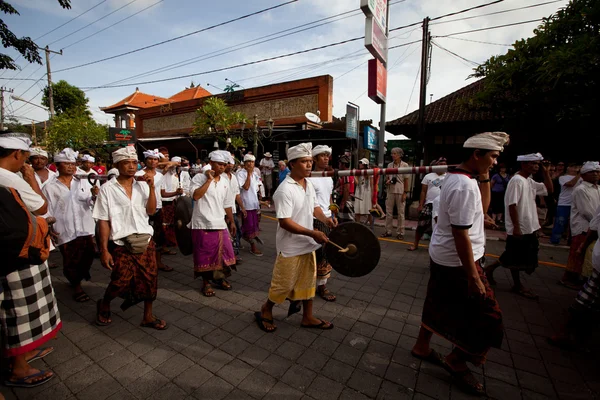 Melasti Ritual is performed before Nyepi - a Balinese Day of Silence — Stock Photo, Image