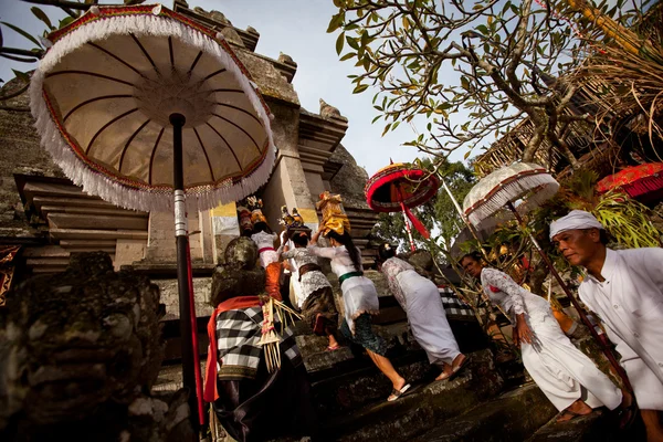 Realizando Ritual de Melasti antes de Nyepi — Fotografia de Stock