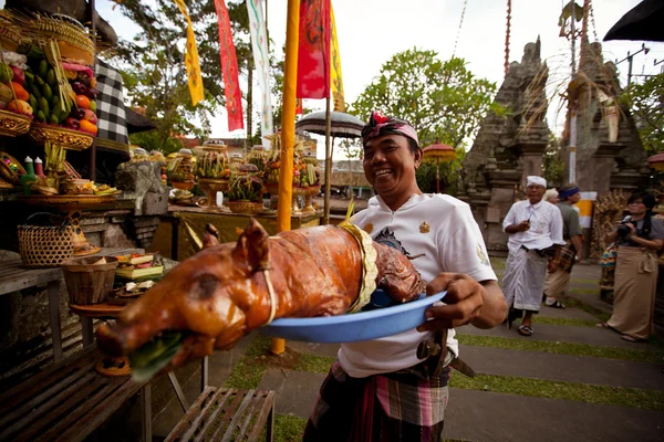 Melasti ritueel wordt uitgevoerd vóór nyepi — Stockfoto