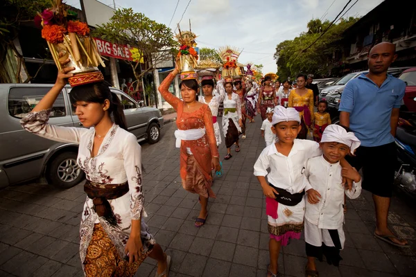 Melasti ritueel wordt uitgevoerd vóór nyepi — Stockfoto