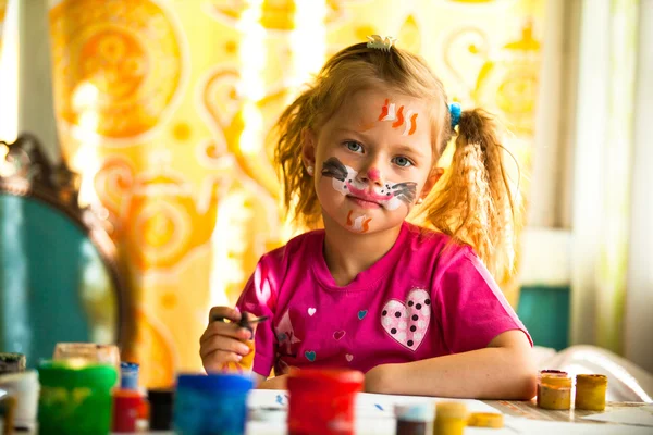 Bambino piccolo, disegno vernice con vernice di faccia — Foto Stock