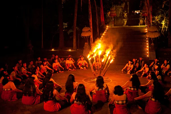 Kadınlar kecak ateşi dans — Stok fotoğraf