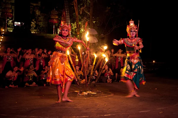 Женщины Кеджак огненный танец — стоковое фото