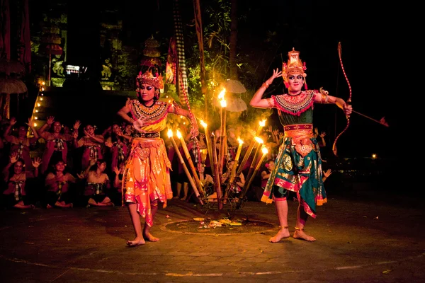 Kvinnor kecak brand dans — Stockfoto