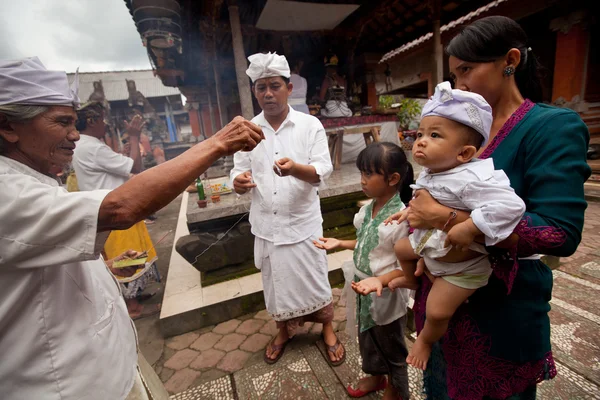 BALI, INDONESIA - 28 DE MARZO: El niño no identificado durante las ceremonias de Otón es la primera ceremonia para el bebé en la que se le permite tocar el suelo el 28 de marzo de 2012 en Bali, Indon. — Foto de Stock