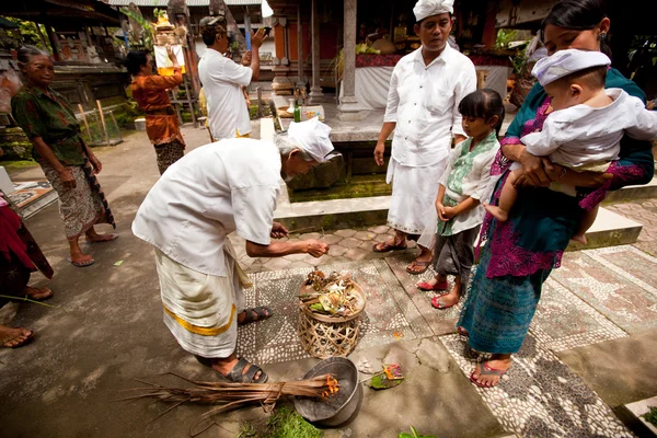 BALI, INDONESIA - 28 DE MARZO: El niño no identificado durante las ceremonias de Otón es la primera ceremonia para el bebé en la que se le permite tocar el suelo el 28 de marzo de 2012 en Bali, Indon. —  Fotos de Stock