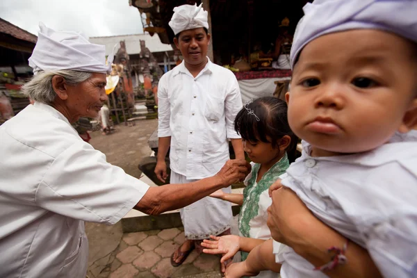 BALI, INDONESIA - 28 DE MARZO: El niño no identificado durante las ceremonias de Otón es la primera ceremonia para el bebé en la que se le permite tocar el suelo el 28 de marzo de 2012 en Bali, Indon. — Foto de Stock