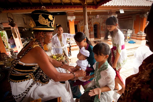 巴厘岛 — — 3 月 28 日: 身份不明的孩子，在 oton-仪式期间是宝宝的第一个仪式，婴儿获准在 2012 年 3 月 28 日在巴厘岛，英东接触地面 — 图库照片