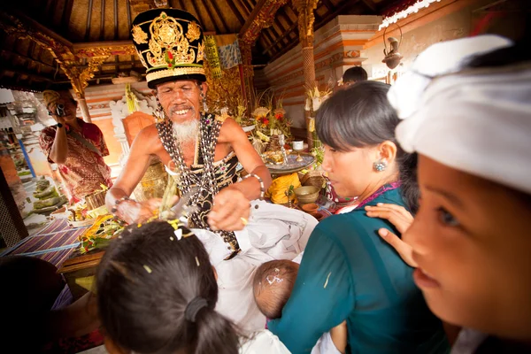 BALI, INDONESIA - 28 DE MARZO: El niño no identificado durante las ceremonias de Otón es la primera ceremonia para el bebé en la que se le permite tocar el suelo el 28 de marzo de 2012 en Bali, Indon. —  Fotos de Stock