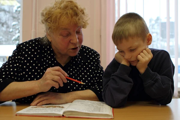 Tag der offenen Tür im Kinderhaus Podporozhye - Unbekannte Kinder in der Bibliothek lesen mit Lehrern Bücher — Stockfoto