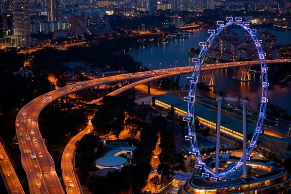 在黑夜时间新加坡城市天际线. — 图库照片