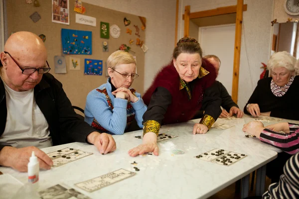 PODPOROZHYE, RUSSIE - 3 MAI : Journée de la santé dans le centre des services sociaux pour les retraités et les handicapés (Lotto - exercices pour le développement de l'attention pour les personnes âgées), 3 mai 2012 à Podporozhye, Russie . — Photo