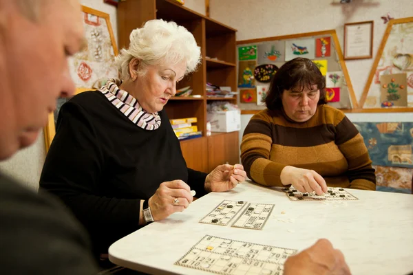 PODPOROZHYE, RUSIA - 3 DE MAYO: Día de la Salud en el Centro de servicios sociales para pensionistas y discapacitados (Lotto - ejercicios para el desarrollo de la atención para ancianos), 3 de mayo de 2012 en Podporozhye, Rusia . —  Fotos de Stock