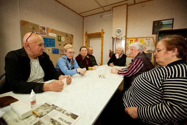 Podporozhye, Ryssland - 3 maj: dag av hälsa i centrum av sociala tjänster för pensionärer och funktionshindrade (lotto - övningar för utveckling av uppmärksamhet för gruppboende), maj 3, 2012 i podporozhye, Ryssland. — Stockfoto